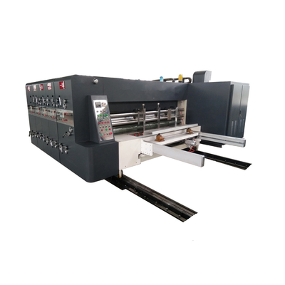 Kundengebundenes Flexo-Drucken, welches die stempelschneidene Maschinen-Pappverarbeitung kerbt